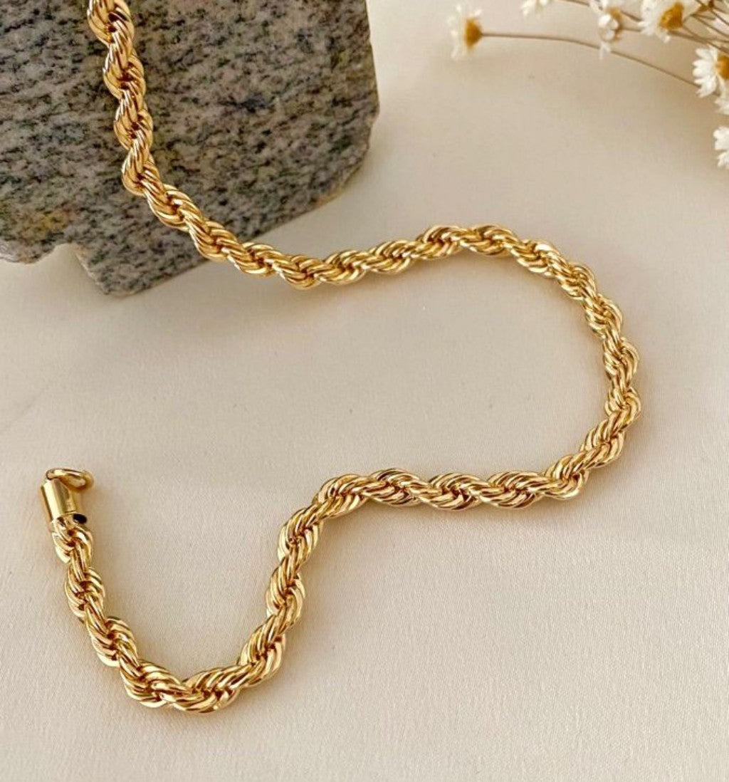 O Brilho que Encanta: Por que Escolher o Ouro 18K?