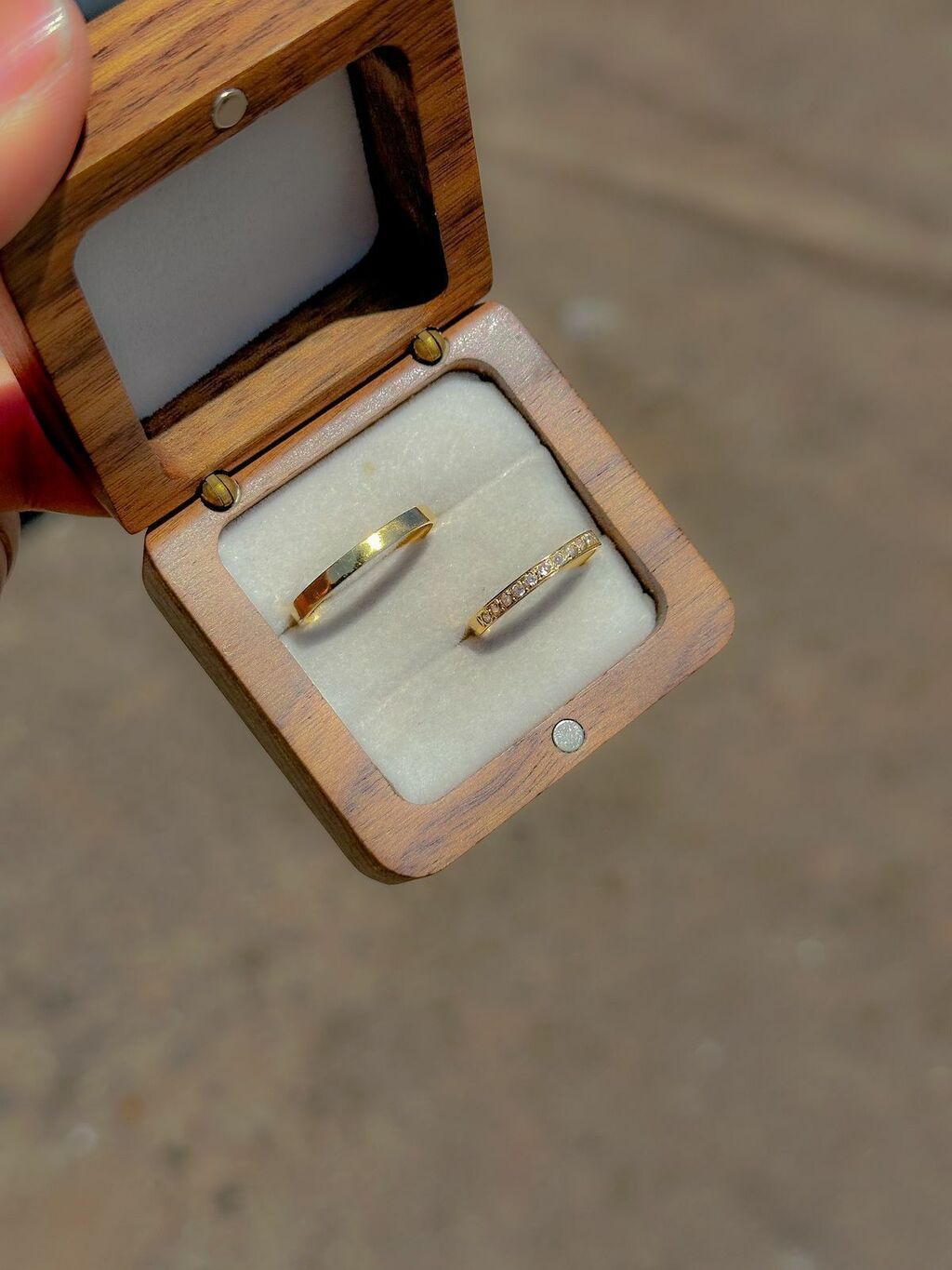 Aliança cravejada ouro 18k