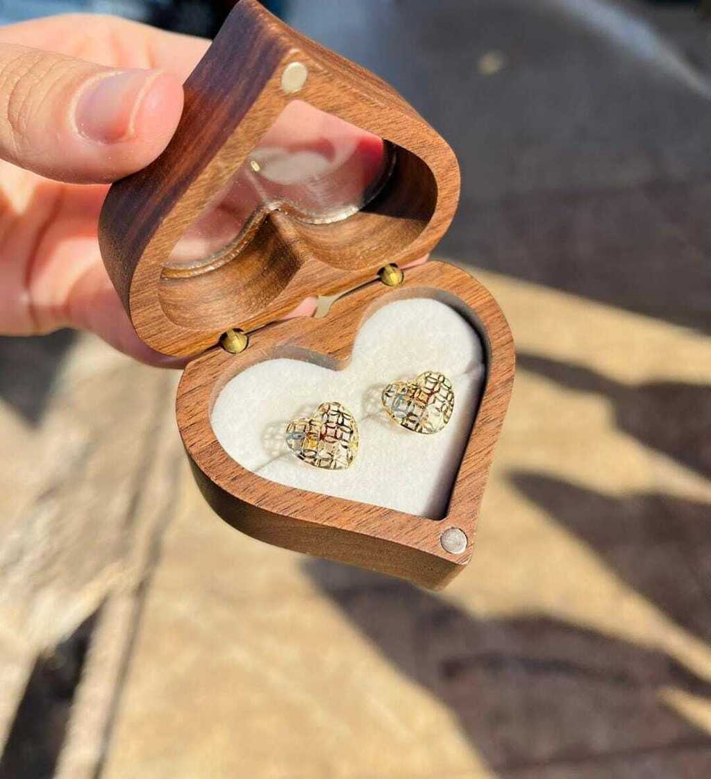 Brinco coração vazado ouro 18k