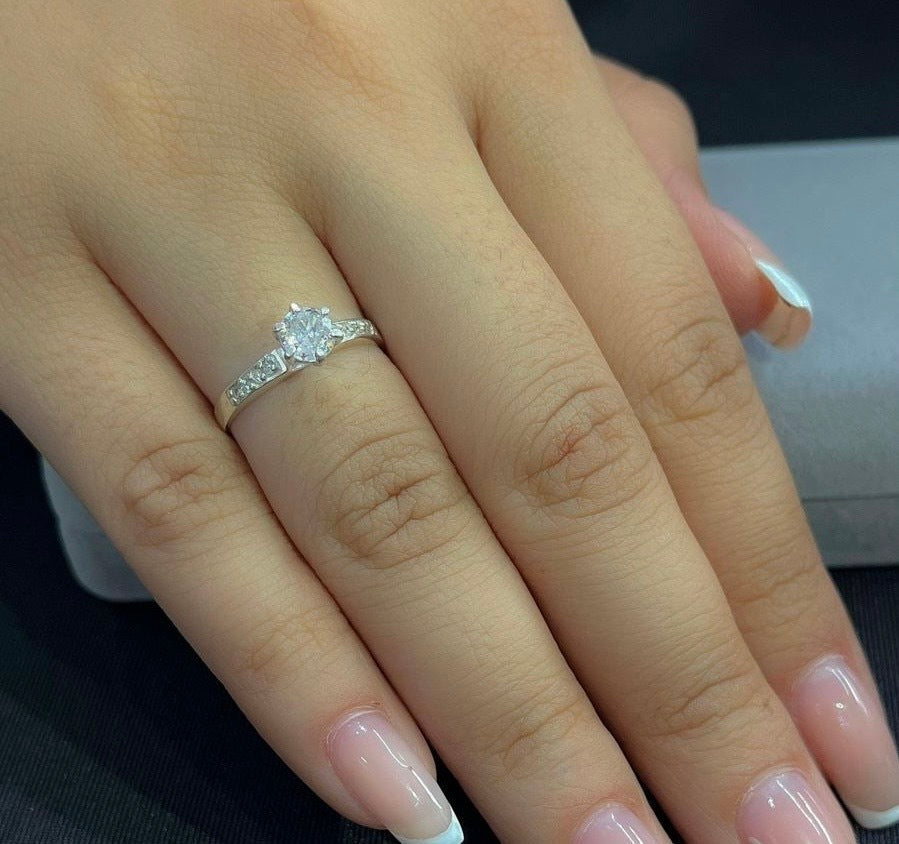 Anel solitário brilhantes prata 925