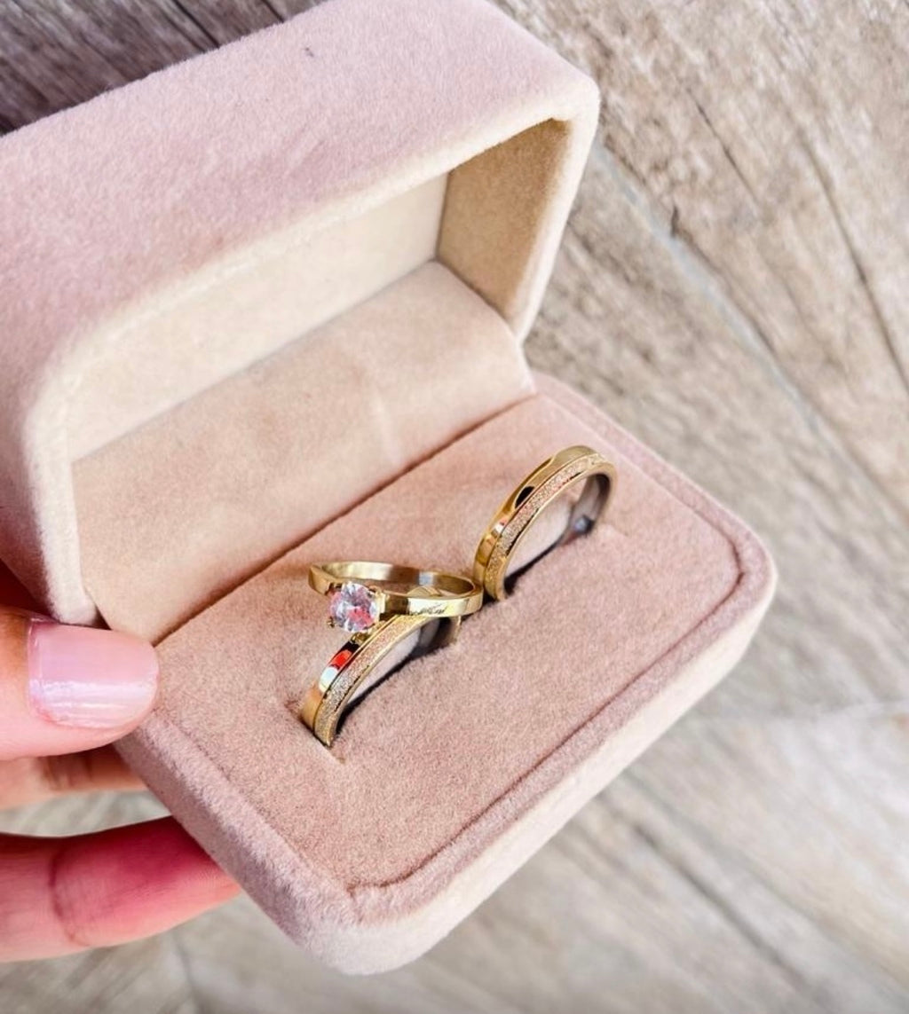 Aliança inifinit com solitário moeda antiga