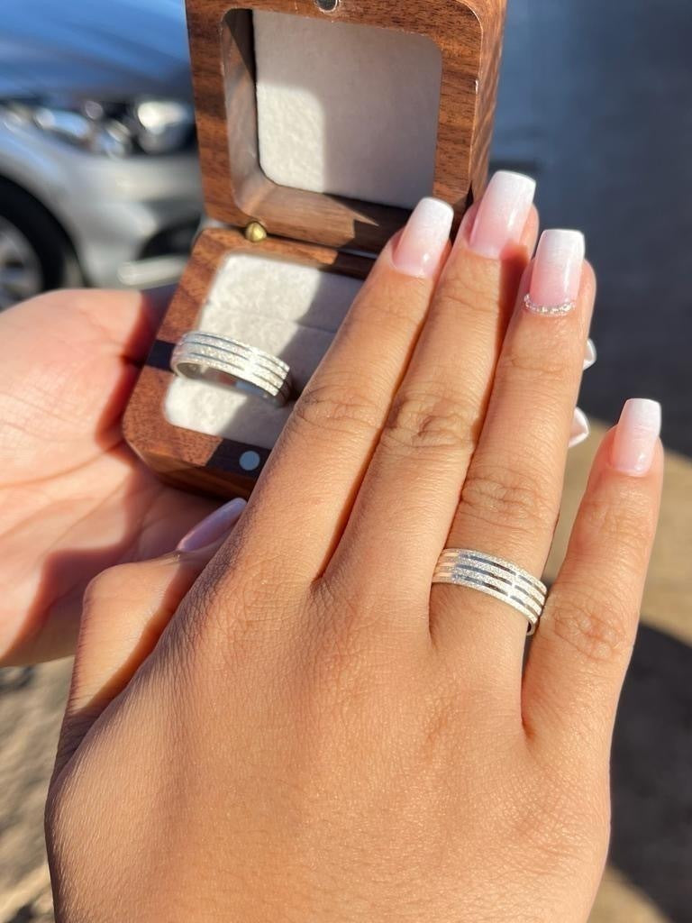 Aliança diamantada frisada prata 925