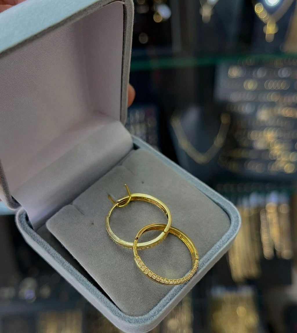 Brinco argola redonda cravejada ouro 18k