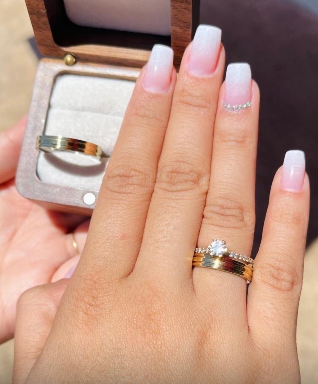 Aliança ligne com solitário moeda antiga 4mm