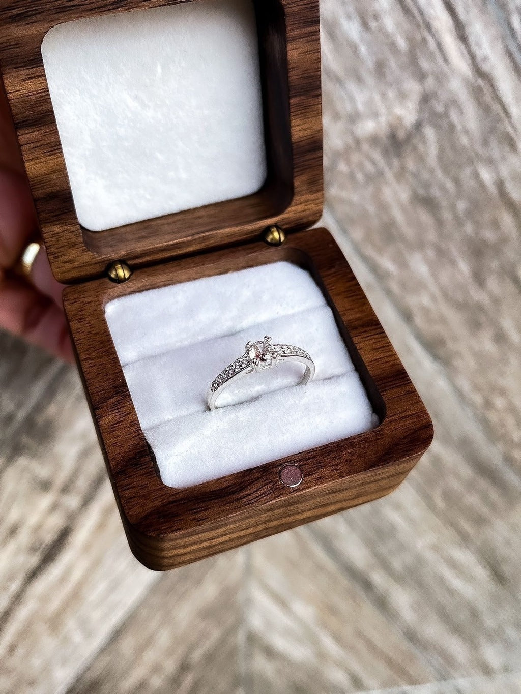 Anel solitário cravejado prata 925