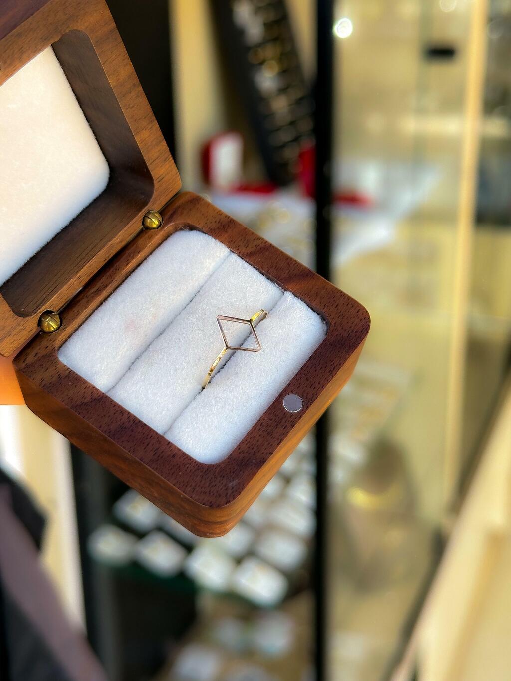 Anel navete ouro 18k