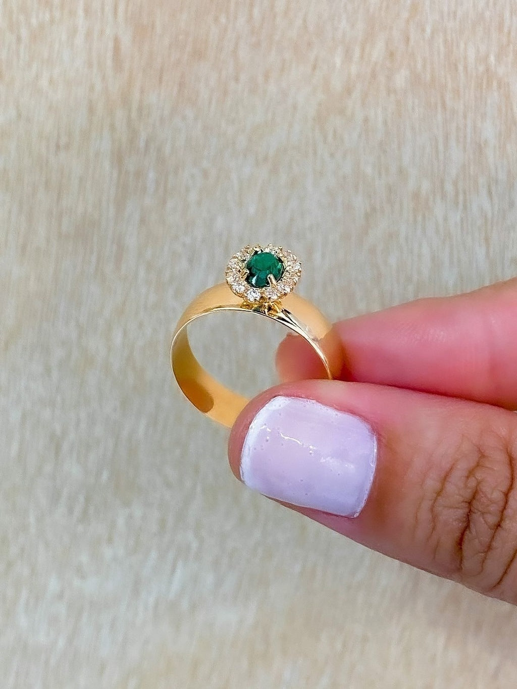 Anel esmeralda cravejado ouro 18k
