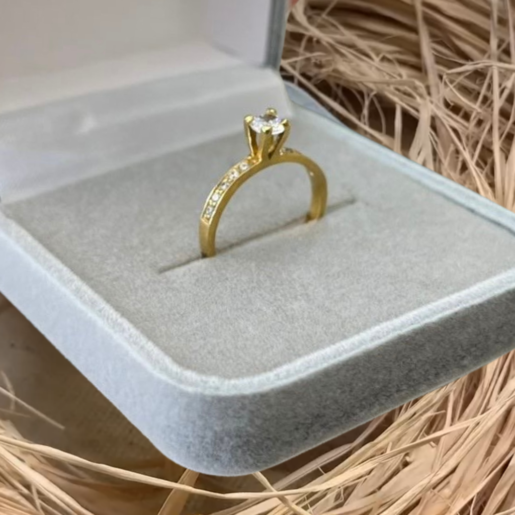 Anel solitário cravejado de moeda antiga