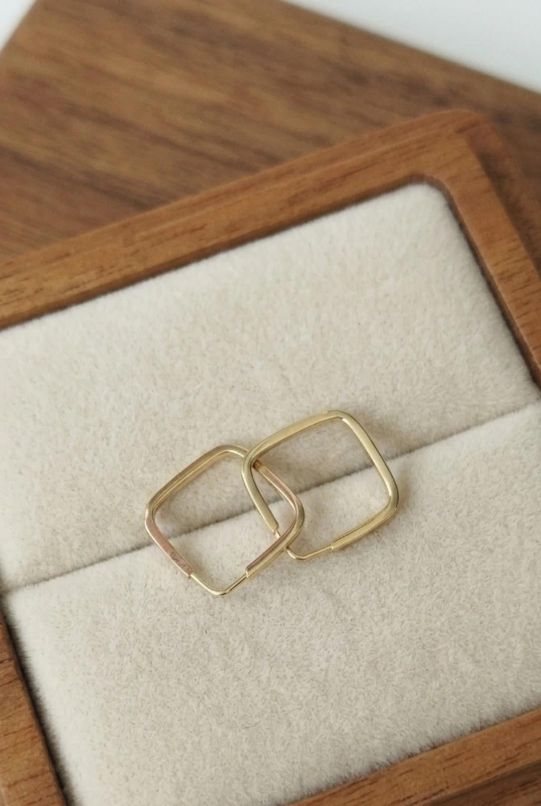 Brinco quadrado ouro 18k