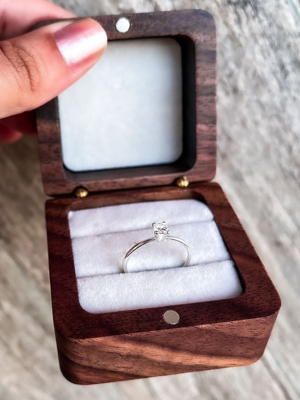 Aliança diamantada com solitário prata 950