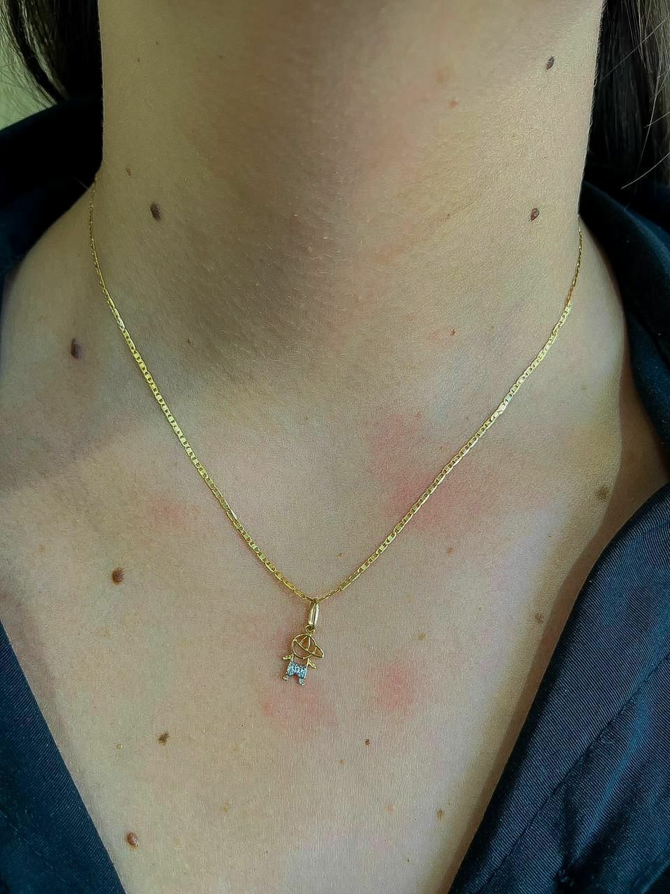 Colar piastrini com pingente menino ouro 18k
