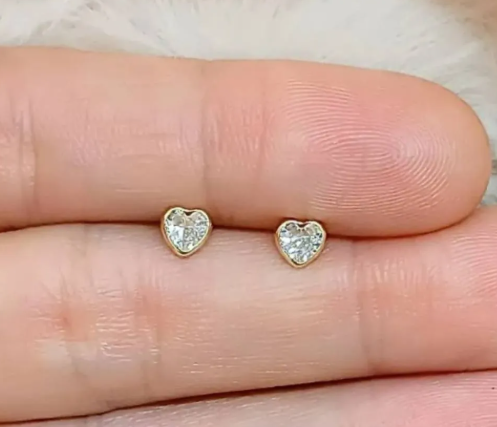 brinco baby coração ouro 18k