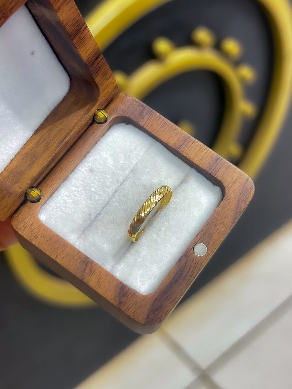 Anel frisos ouro 18k