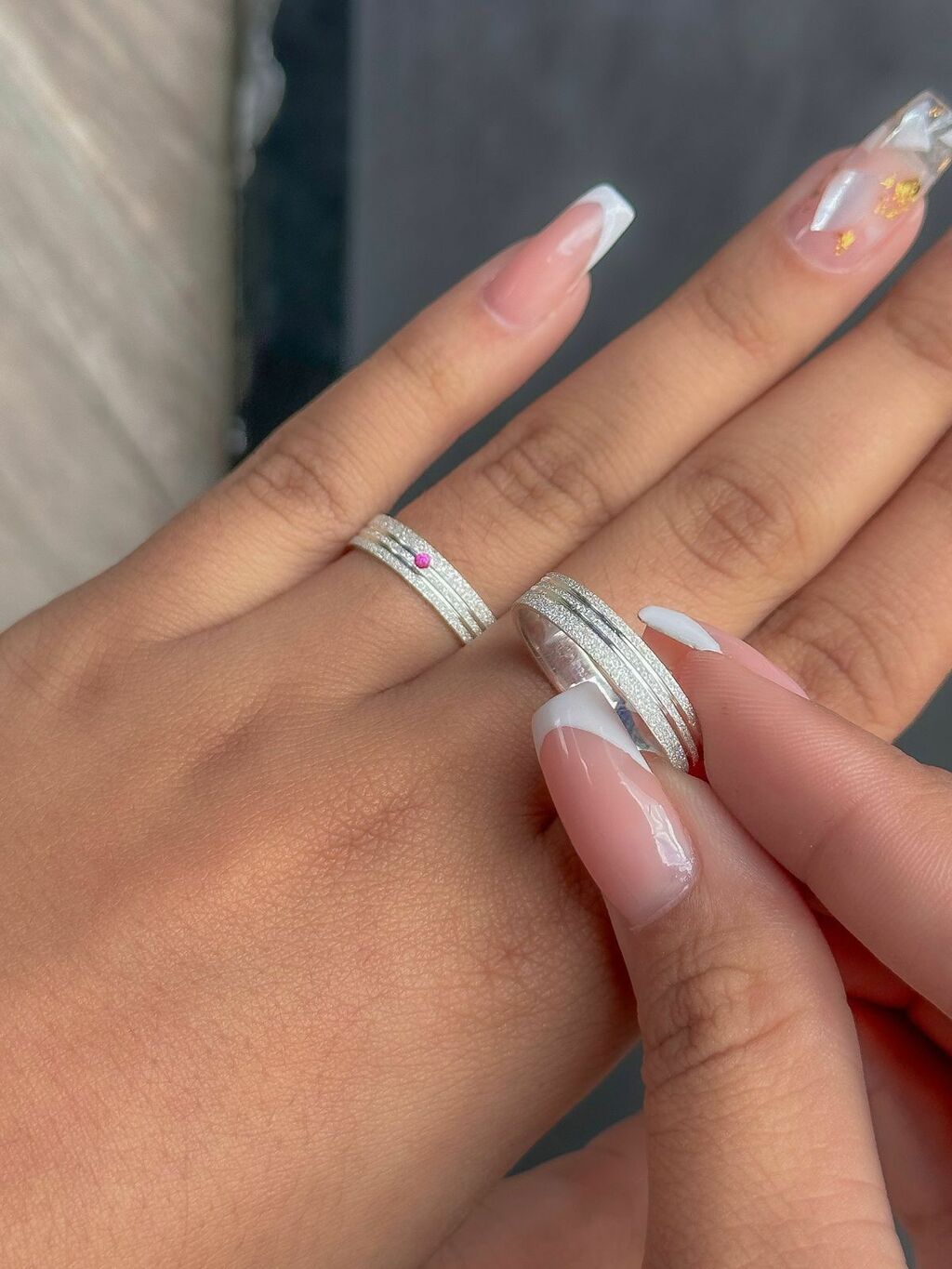 Aliança diamantada rosa prata 950