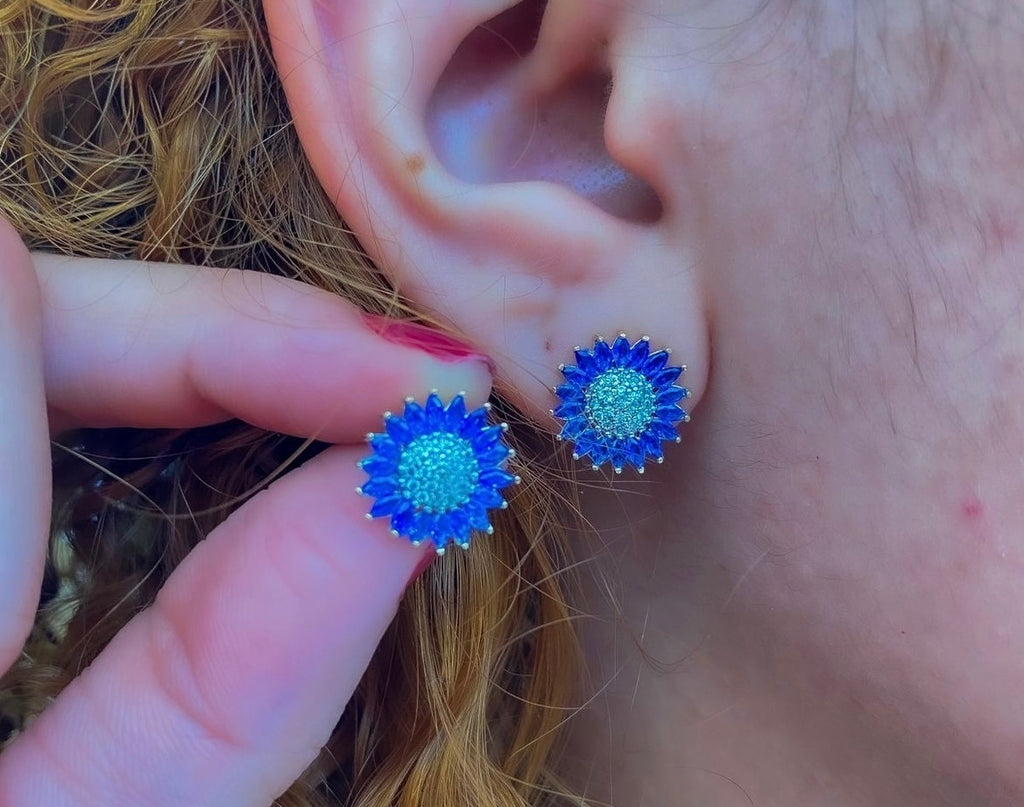 Brinco flor blue ouro 18k