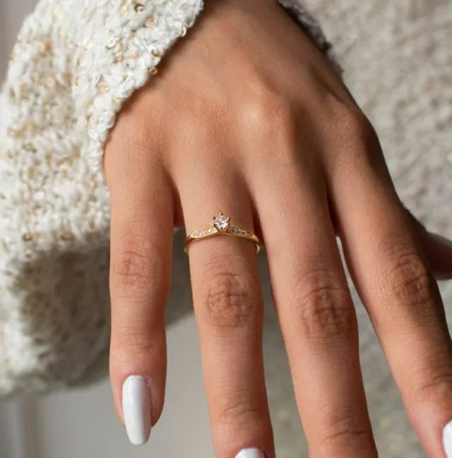 Anel solitário classic cravejado ouro 18k