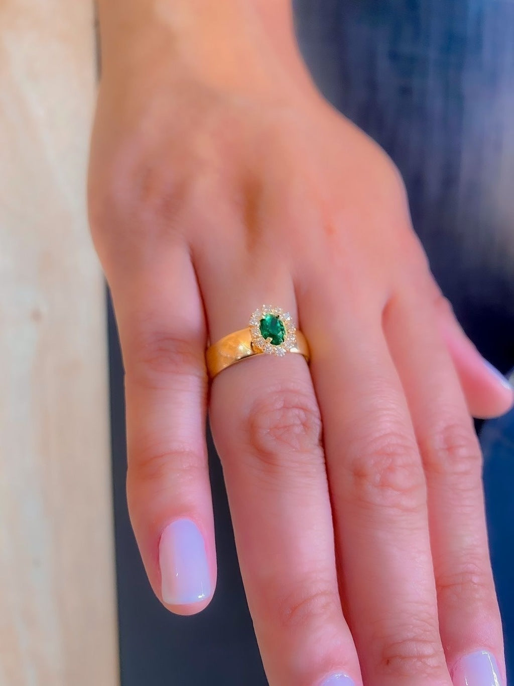 Anel esmeralda cravejado ouro 18k