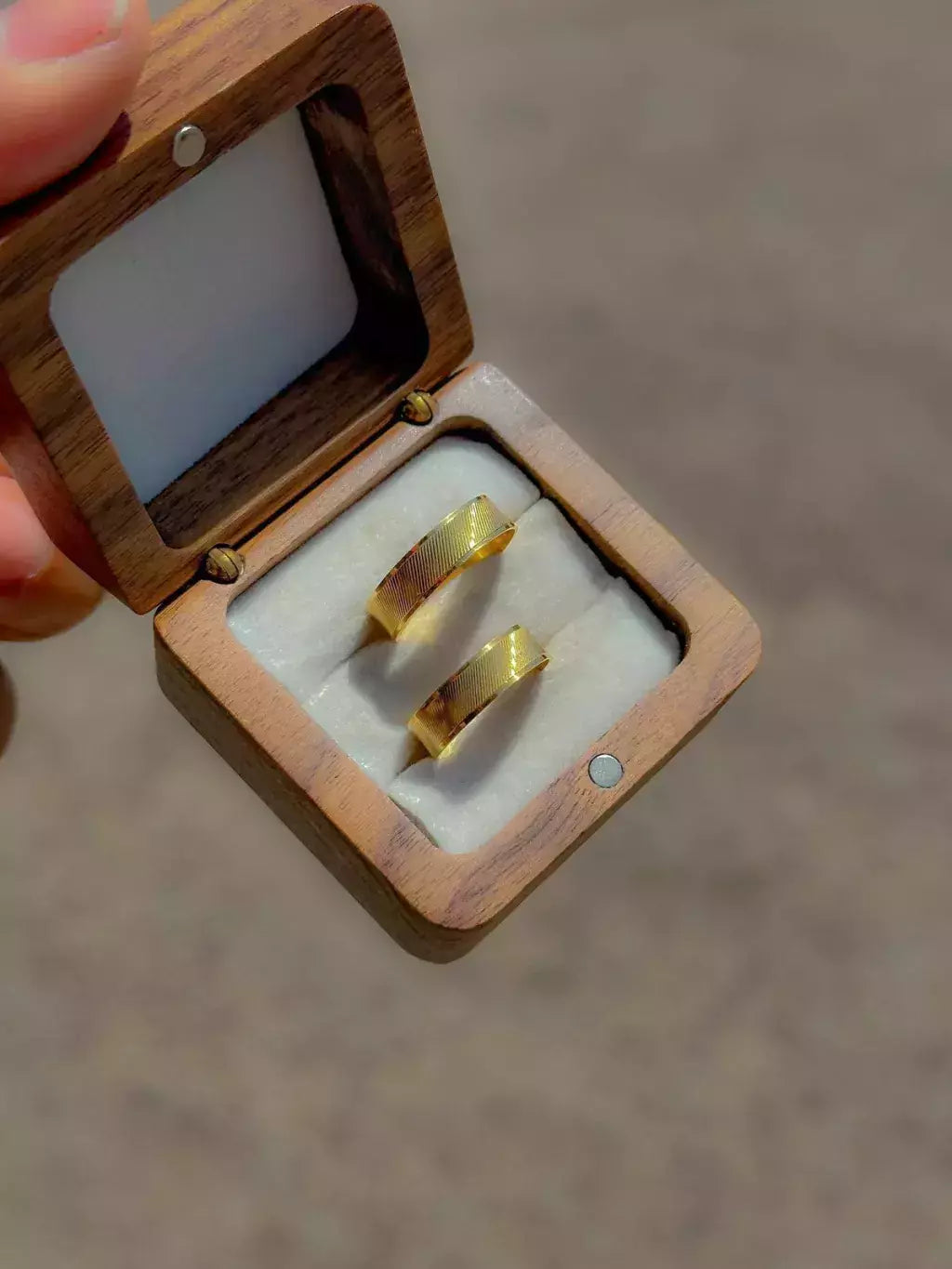 Aliança lux ouro 18k unidade