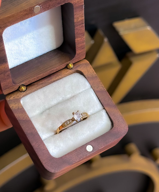 Anel solitário cravejado moeda antiga