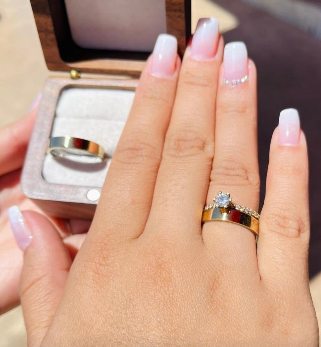 Aliança quadrada com solitário moeda antiga