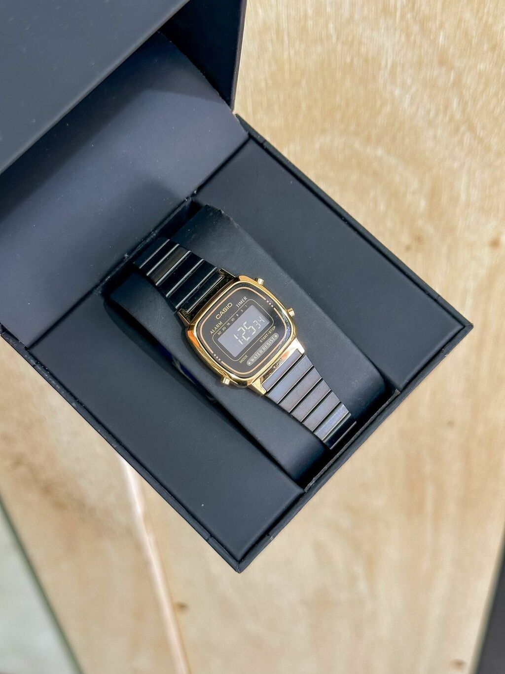 Relógio Casio preto e dourado