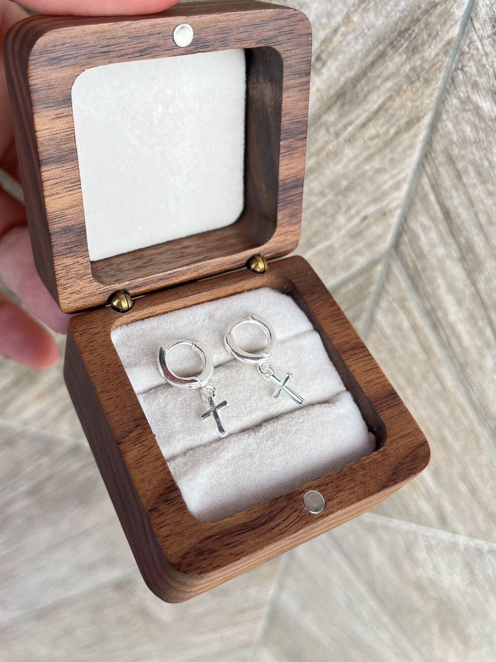 Brinco argola cruz prata 925