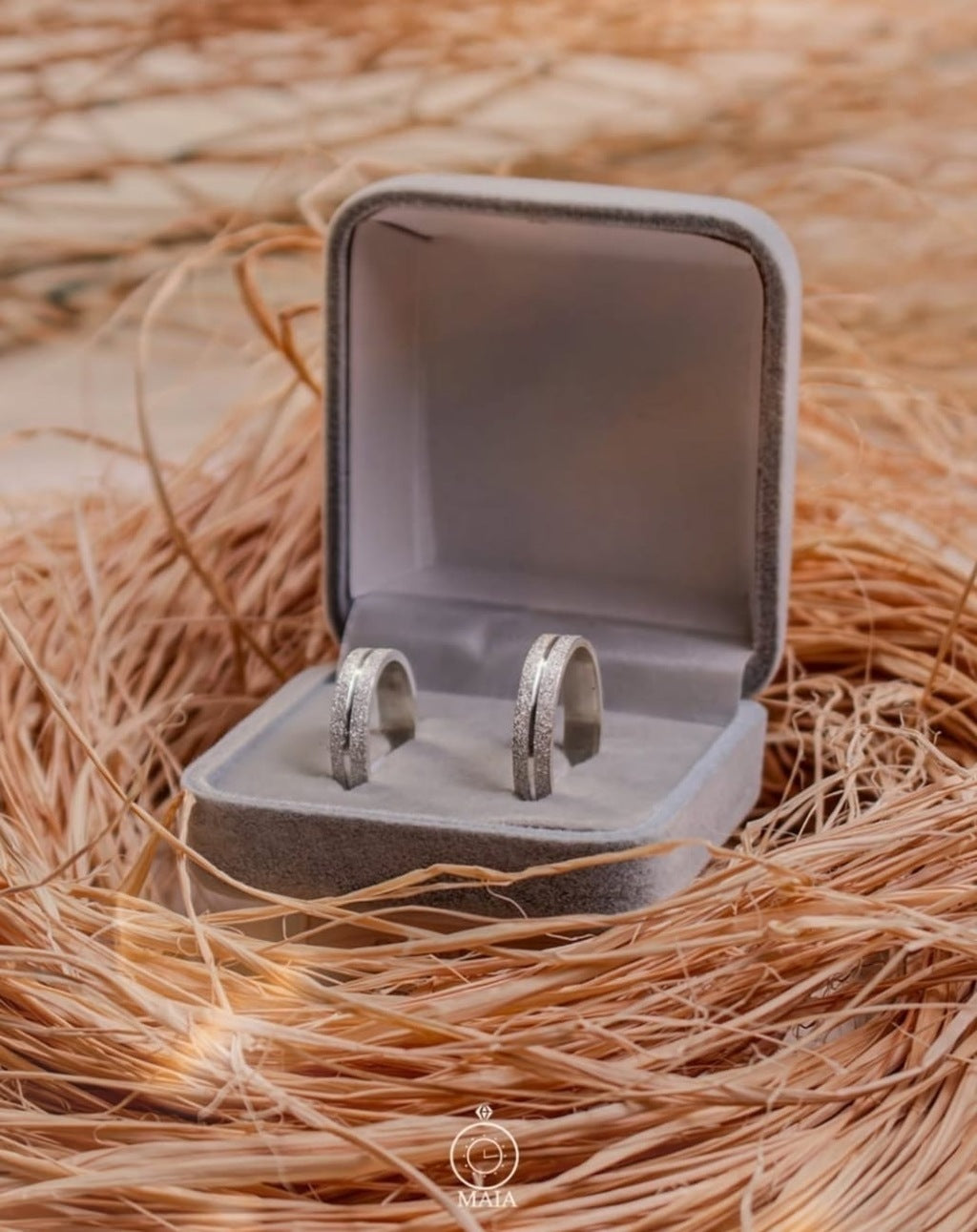 Aliança diamantada friso prata 925