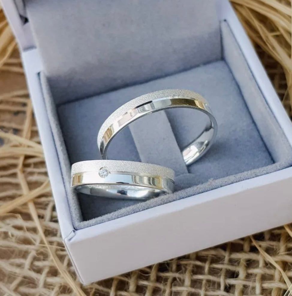 Aliança diamantada com solitário prata 950