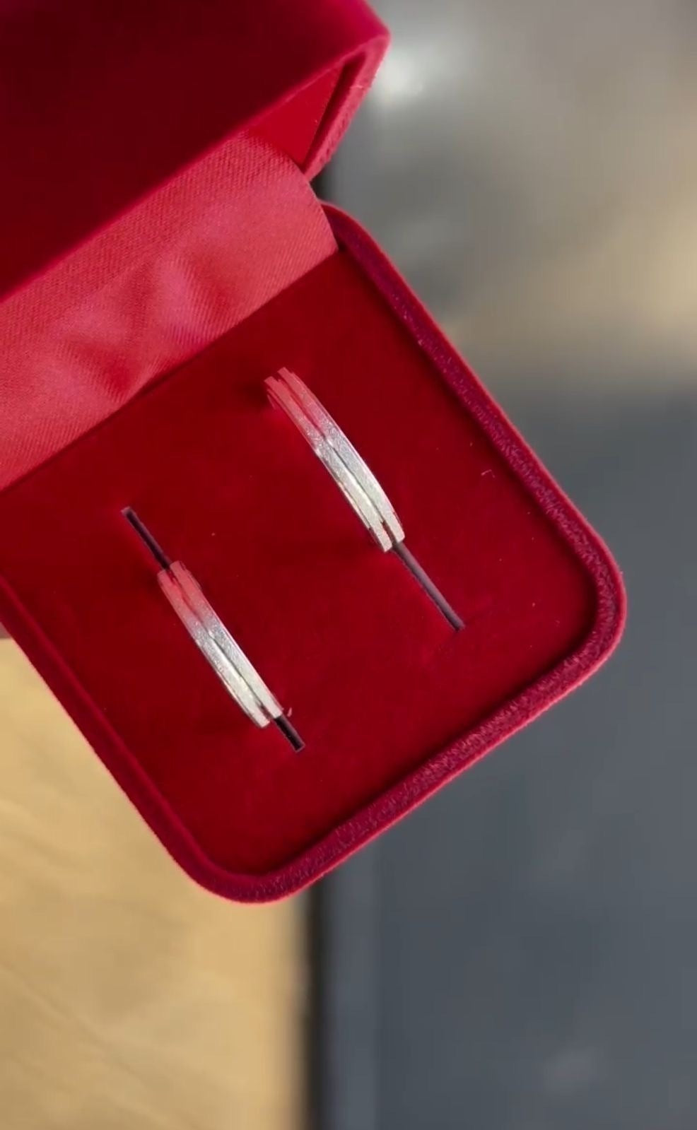 Aliança frisada com anel solitário prata 925