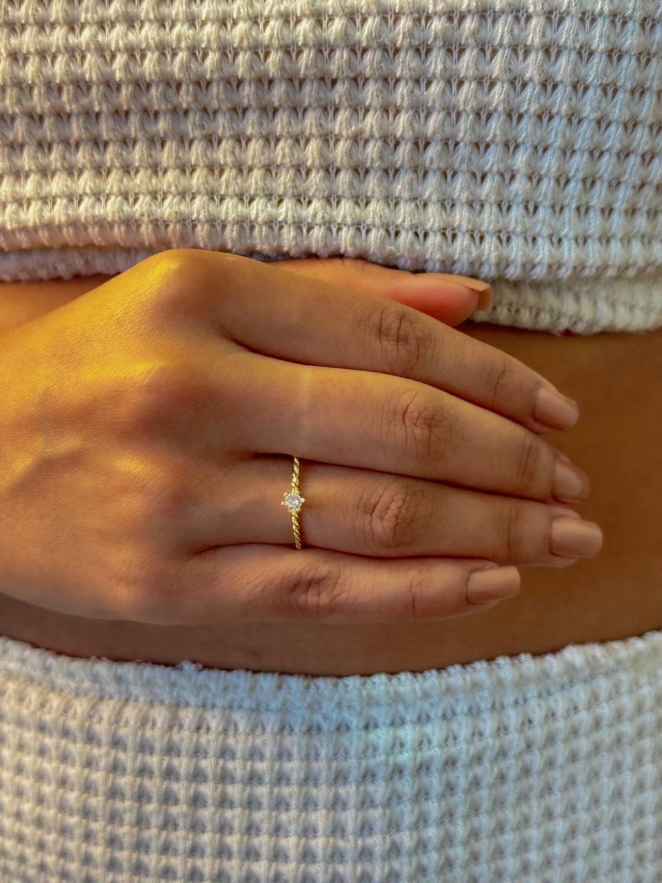 Anel solitário entrelaço ouro 18k